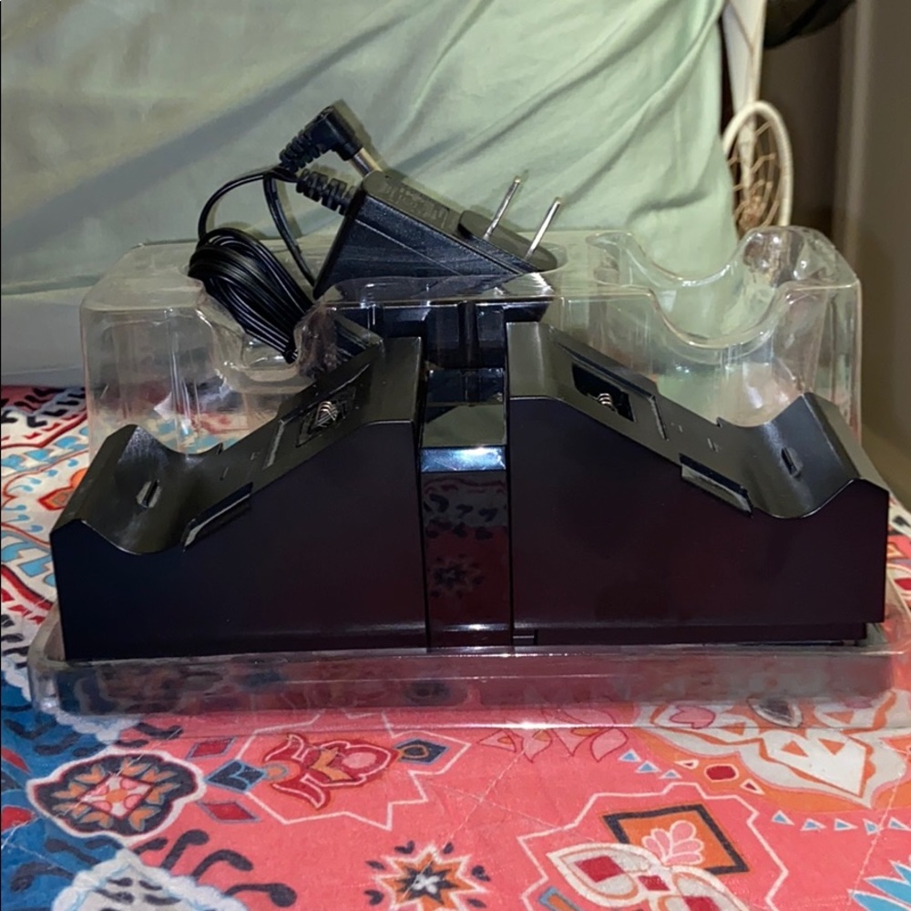 Charging two Xbox Controllers simultaneously